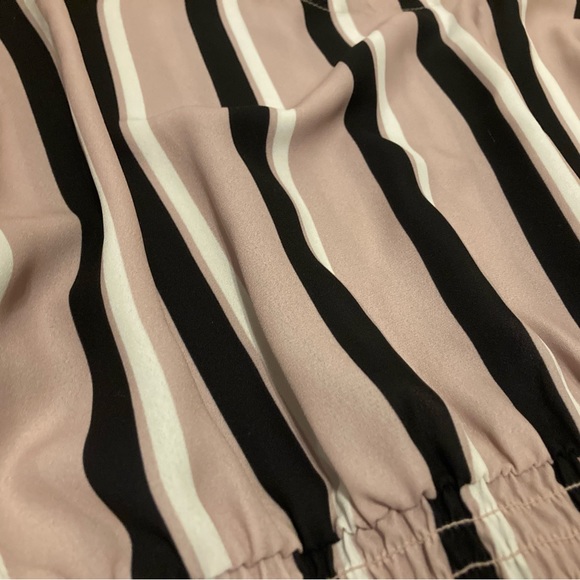 Striped blouse with cute ties on the sleeves 💖💖 - Picture 2 of 3